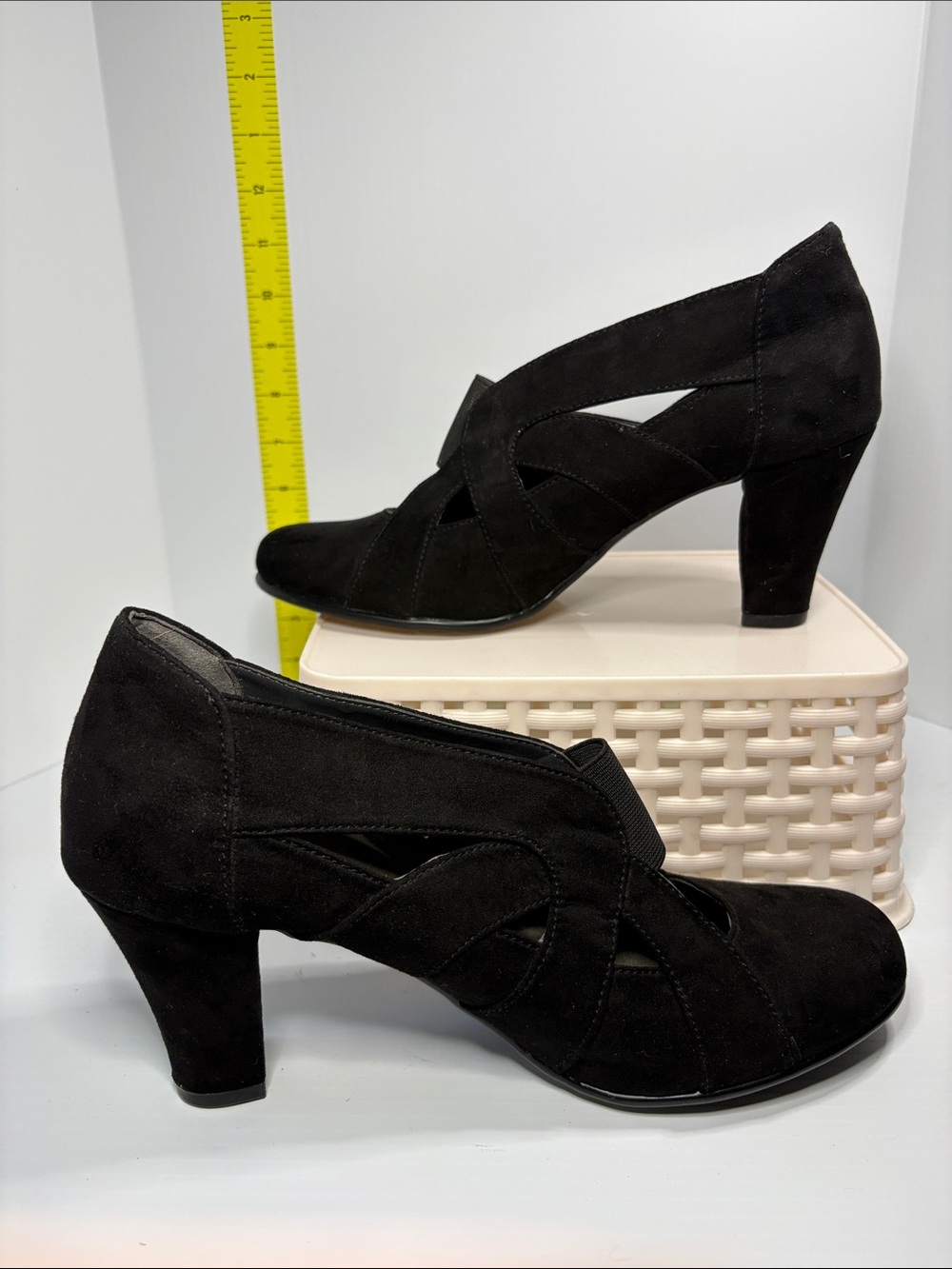AEROSOLES Black Suede‎ Cutout Mid-Heel Pumps. Box 25